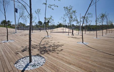 Ezt hallotta? Thermowood fa a jelenleg ismert legkevésbé vetemedő faanyag, mert a hőkezelés végett a fa sejtjei megégnek így össze zsugorodnak, ami azt eredményezi, hogy vizet csak legminimálisabban vesznek fel.